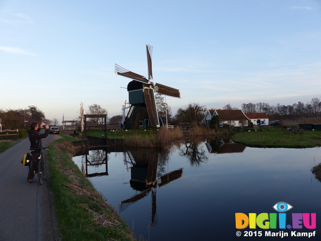 FZ024979 Wouko taking photo of 'De Trouwe Wachter' windmill at Tienhoven